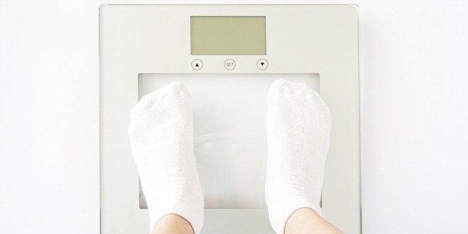 Child measures weight on scales type 1 diabetes