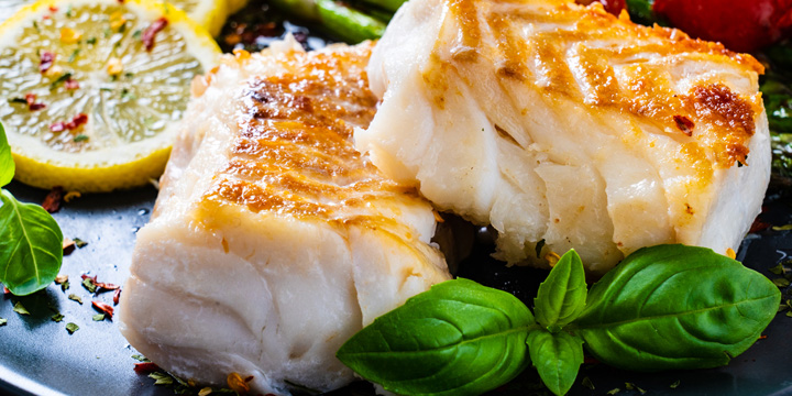 Fried cod fillet with fresh vegetables